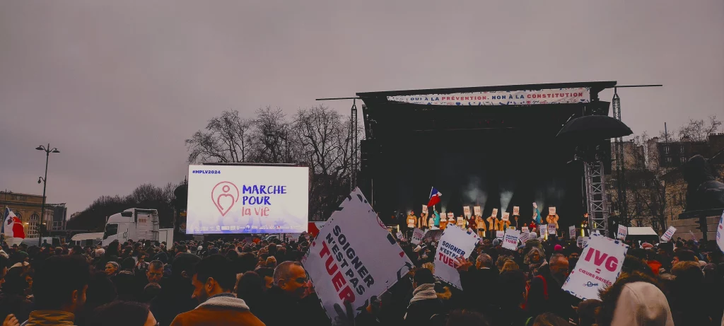 Tuần hành Bảo vệ Sự sống Paris 2024: Marche pour la Vie. Biểu ngữ viết "Giết người không phải là việc chăm sóc"