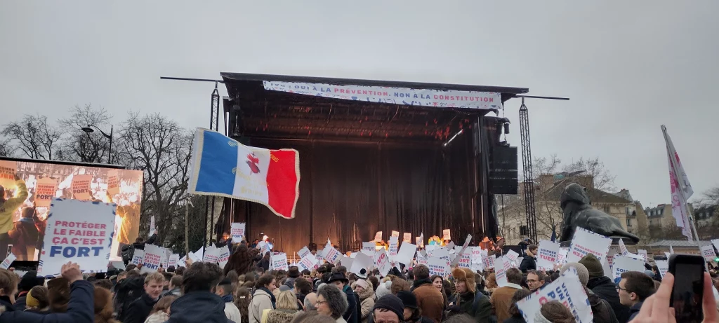 Tuần hành Bảo vệ Sự sống Paris 2024: Thánh Tâm Chúa trên nền cờ nước Pháp